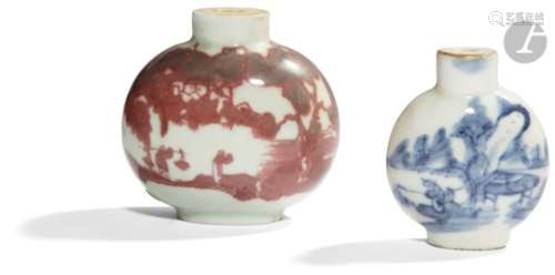 CHINE - XIXe / XXe siècle Deux flacons tabatière en porcelaine de forme arrondie, l'un à décor