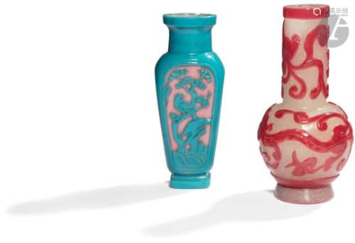 CHINE - XXe siècle Deux vases en verre overlay, l'un de forme bouteille translucide décoré en