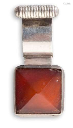 CHRISTIAN FJERDINGSTAD (1891-1968) Pointe de diamant Broche moderniste. Argent et ambre. Manque l'