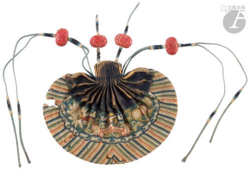CHINE - XIXe siècle Bourse hebao en soie tissée aux fils polychromes (kesi) des fleurs et fruits. (