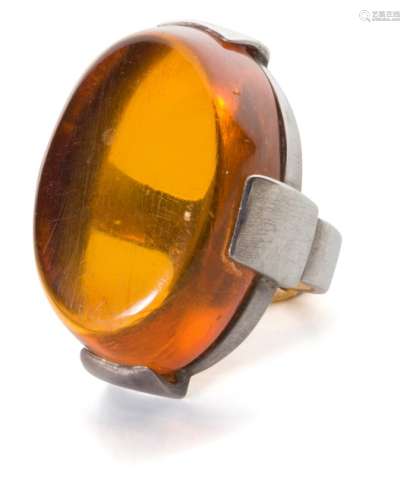 CHRISTIAN FJERDINGSTAD (1891-1968) Cabochon ovale Bague. Argent et ambre. Poids brut : 12,28 g