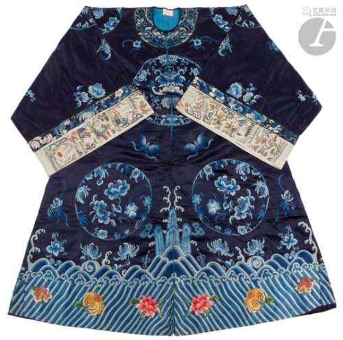 CHINE - XIXe siècle Veste ouvrant par le milieu, en soie bleu foncé, à décor brodé aux fils bleus