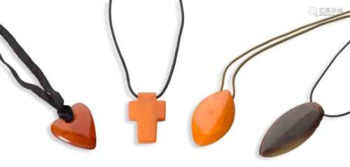 CHRISTIAN FJERDINGSTAD (1891-1968) Croix, cœur, navettes Réunion de 4 pendentifs. Trois en ambre, un