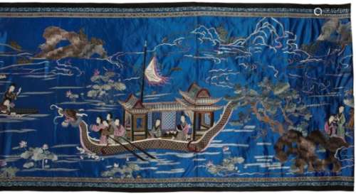 CHINE - Fin XIXe siècle Grand panneau en soie bleu foncé, à décor brodé aux fils polychromes d'une