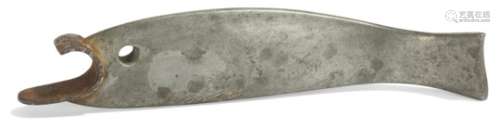 CHRISTIAN FJERDINGSTAD (1891-1968) Poisson Décapsuleur. Étain et métal blanc. L. 11 cm