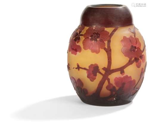 ÉTABLISSEMENTS GALLÉ (1904-1936) Fleurs de cognassier Vase ovoïde à col bombé. Épreuve en verre