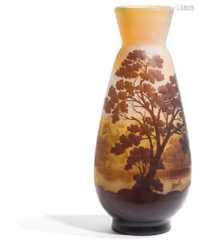 ÉTABLISSEMENTS GALLÉ (1904-1936) Paysage lacustre ; un arbre en premier plan Important vase