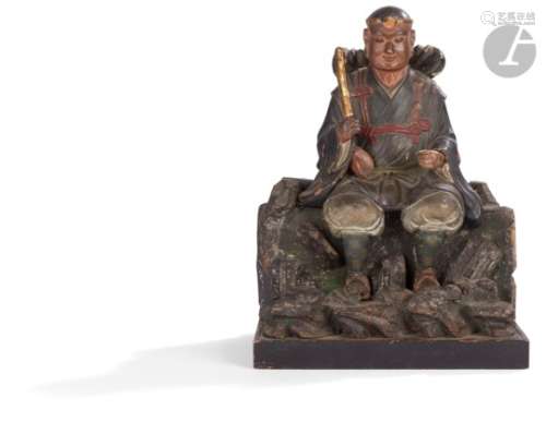 JAPON - XIXe siècle Groupe en bois sculpté laqué brun, vert, rouge et or, d'un samouraï assis sur un