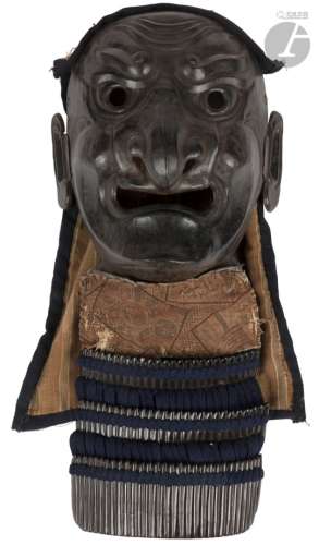 JAPON - XIXe siècle Menpô happuri en fer à trois bandelettes au yodare kake. H. 23 cm