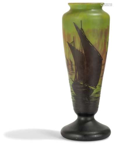 DAUM NANCY Voiliers Vase balustre sur piédouche. Épreuve en verre multicouche au décor, dégagé à l'