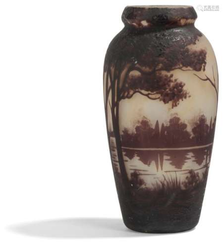 MULLER FRÈRES LUNÉVILLE Paysage lacustre Vase balustre à col ourlé. Épreuve en verre multicouche à