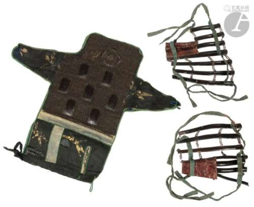 JAPON - XIXe et XXe siècle Armure composite en fer laqué noir : - kabuto à douze lamelles, shikoro