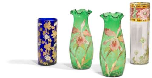 DANS LE GOÛT DE LEGRAS Iris Paire de vases balustres ; les collerettes en verre teinté vert à