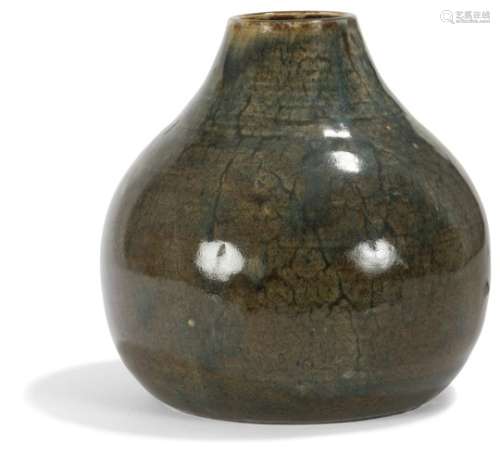 AUGUSTE DELAHERCHE (1857-1940) Vase piriforme à col annulaire. Épreuve en grès émaillé brun nuancé