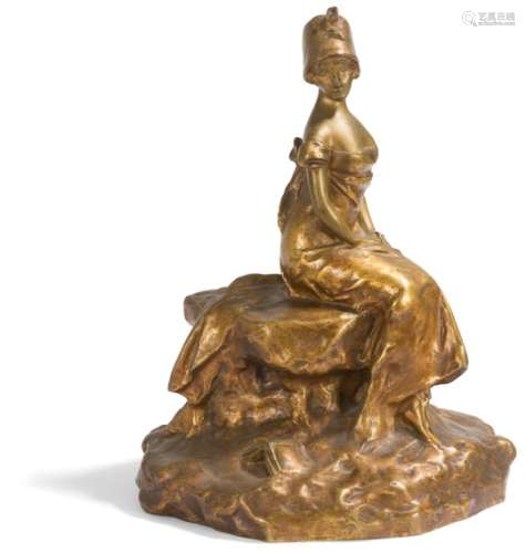 GEORGES VAN DER STRAETEN (1856-1928) Élégante assise sur un rocher, les mains jointes Sculpture.