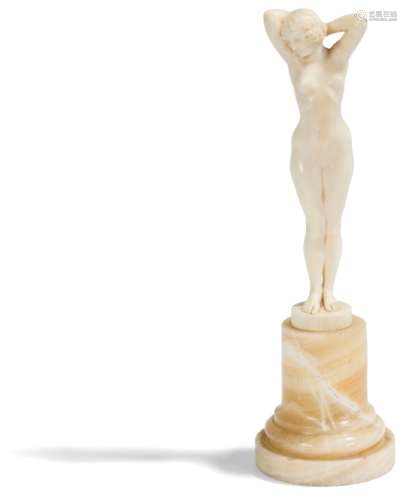 JOÉ DESCOMPS (1869-1950) Nu féminin Sculpture. Épreuve en ivoire finement sculpté et poli. Socle