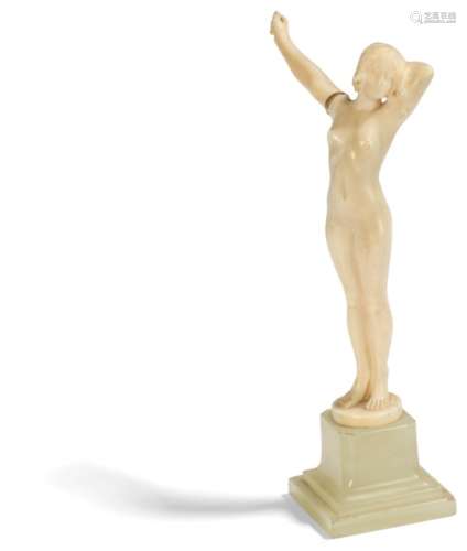 LOUIS SOSSON (ACTIF ENTRE 1905-1935) L'éveil Sculpture. Épreuve en ivoire finement sculpté. Socle en