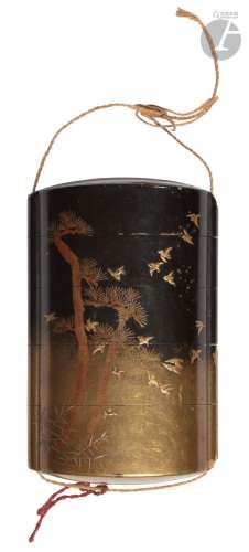 JAPON - XIXe siècle Inro à quatre cases en laque noir et or à décor en hira maki-e d'arbres de