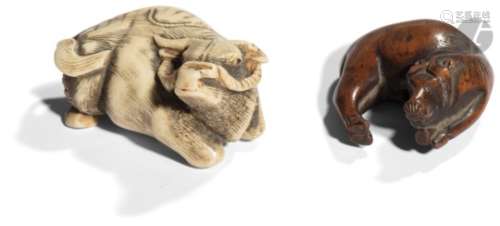 JAPON - XIXe siècle Deux netsuke, l'un en bois sculpté, cheval debout, l'autre en ivoire, bœuf