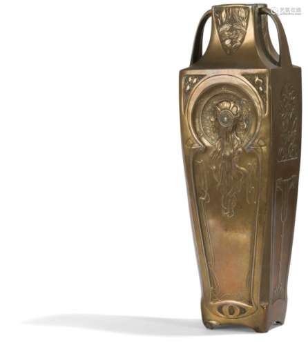 TRAVAIL 1900 (JUGENDSTIL) - LE DÉCOR D'APRÈS ALFONS MUCHA (1860-1939) Têtes byzantines Vase balustre