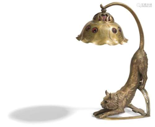 HERMANN EICHBERG (ACTIF VERS 1900) Chat sachant chasser, circa 1900 Rare et amusante lampe.