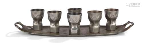 HUGO LEVEN (1874-1956) POUR KAYSERZINN Ensemble comprenant 6 verres à liqueur et un plateau