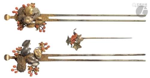 JAPON - XIXe siècle Trois épingles à cheveux en cuivre, laiton doré et shibuichi et perle de