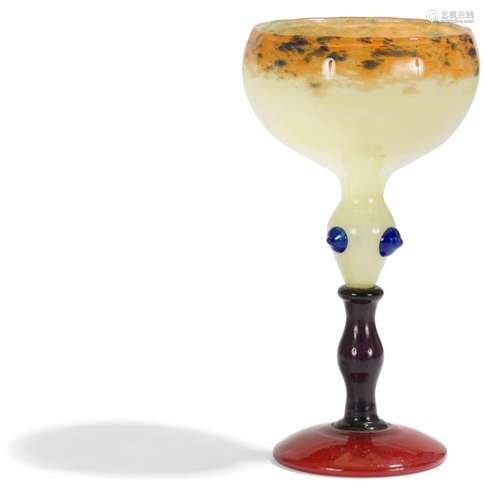 CHARLES SCHNEIDER (1881-1953) Série Bijoux Coupe sur pied. Épreuve en verre poudré polychrome en