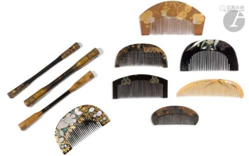 JAPON - Début XXe siècle Ensemble comprenant sept Kushi dont quatre en laque noir à décor en laque