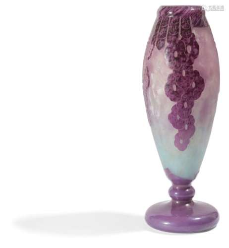 LE VERRE FRANÇAIS - CHARDER Lavande, le modèle crée vers 1927/1928 Vase ovoïde sur piédouche.