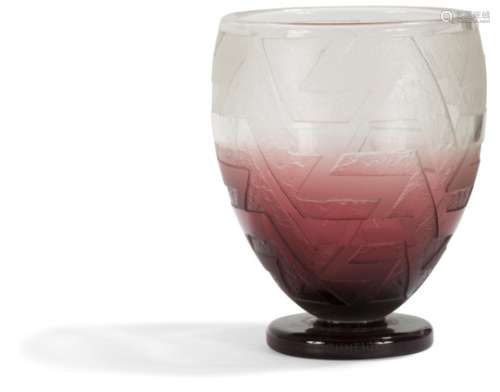 CHARLES SCHNEIDER (1881-1953) Vase cornet sur talon à large col. Épreuve en verre clair teinté
