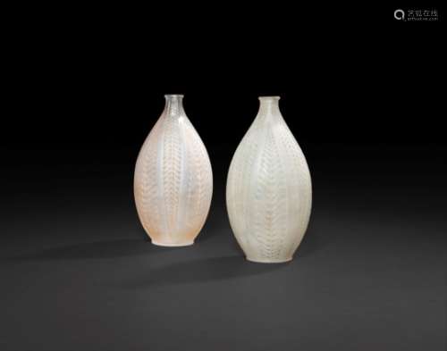 RENÉ LALIQUE (1886-1945) Acacia, le modèle crée en [1921], non repris après 1947 Paire de vases