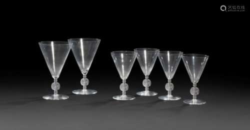 RENÉ LALIQUE (1860-1945) Suite de 6 verres à vin et 2 verres à eau. Épreuves en verre soufflé ;