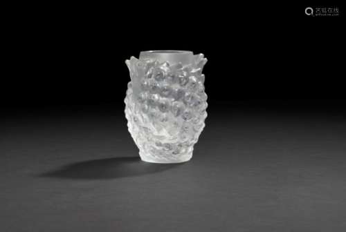 LALIQUE FRANCE Poisson boule Vase ovoïde. Épreuve en verre moulé-pressé. Signé LALIQUE au revers. H.