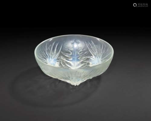 VERLYS FRANCE Chardons Coupe circulaire. Épreuve en verre opalescent moulé-pressé au décor en haut-