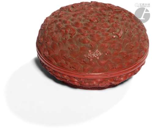 CHINE - Époque JIAQING (1796 - 1820) Boîte ronde en laque cinabre rouge à décor ciselé en relief