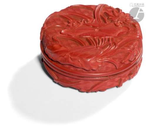 CHINE - XIXe siècle Petite boîte ronde en laque rouge cinabre sculpté de fleurs de lotus épanouies