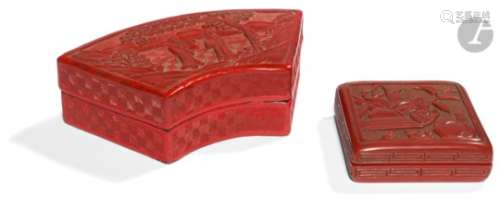 CHINE - Fin XIXe siècle Deux boîtes en laque rouge, l'une formant éventail à décor d'un couple