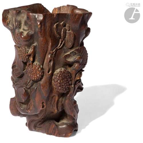 CHINE - XIXe siècle Porte-pinceaux en bois de santal formant tronc à décor sculpté en relief de