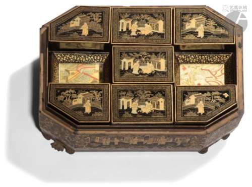 CHINE, Canton - XIXe siècle Boîte à jeux rectangulaire à pans coupés en bois laqué or et noir à