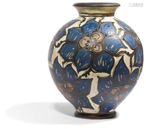 MANUFACTURE H.A.K. (DANEMARK) FONDÉE PAR HERMAN AUGUST KAHLER (1846-1917) Fleurs bleues Grand vase