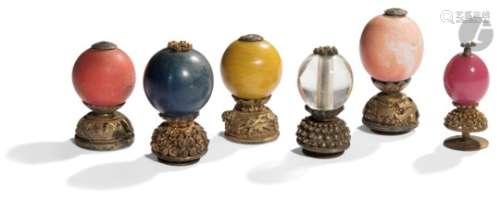 CHINE Ensemble de six boutons de chapeaux en verre, pierre dure et cristal de roche et laiton doré