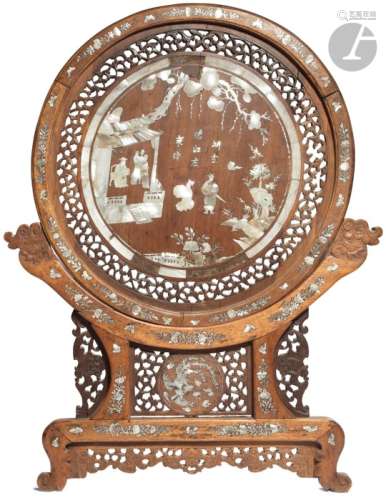 CHINE - Fin XIXe siècle Ecran rond en bois sculpté et ajouré à décor incrusté de nacre de scènes