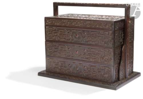CHINE Importante boîte rectangulaire à trois compartiments en bois sculpté en relief à décor de