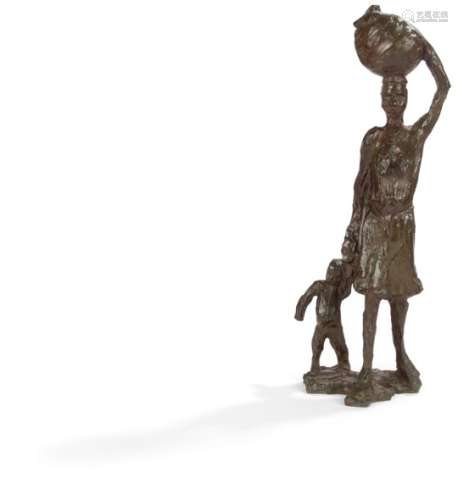 L. BERRONE (XXe) Africaine à l'enfant portant une jarre Sculpture. Épreuve en bronze patiné brun