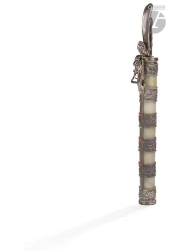 CHINE - Fin XIXe siècle Couteau, le fourreau composé de cinq bagues en néphrite céladon et métal