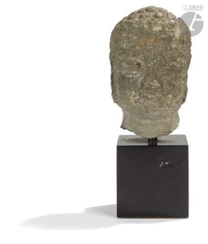CORÉE - Période SILLA (57 av. JC - 918) Petite tête de bouddha en grès gris. (Restaurations). H. 8