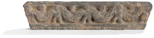 INDE - GANDHARA, art gréco-bouddhique, IIe / IVe siècle Bas-relief rectangulaire en grès gris d'