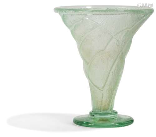 DAUM NANCY Vase cornet très évasé reposant sur une base circulaire. Épreuve en verre, teinté vert