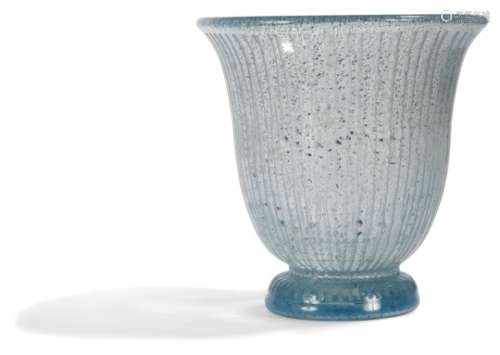 DAUM NANCY Vase cornet sur talon. Épreuve en verre bleu au décor, gravé à l'acide, de bandes